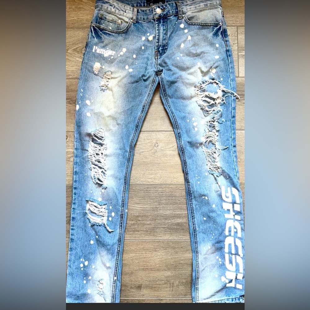 Men’s distressed jeans